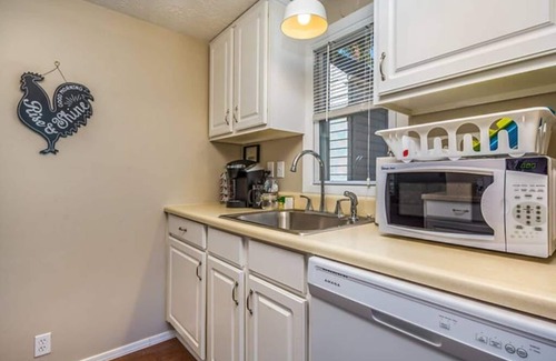 Lansing House | Convenient Lansing Home: Between MSU and Vibrant Old Town