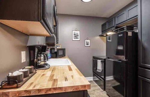 Glendora Apartment | Urban Hideaway: Family-Friendly Retreat in Lansing