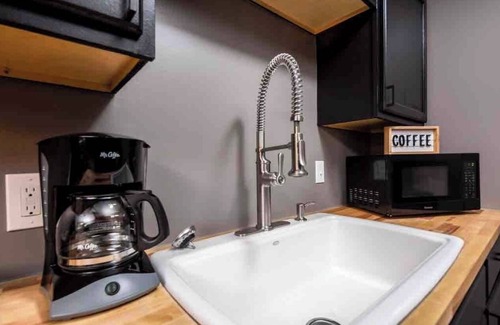 Glendora Apartment | Urban Hideaway: Family-Friendly Retreat in Lansing