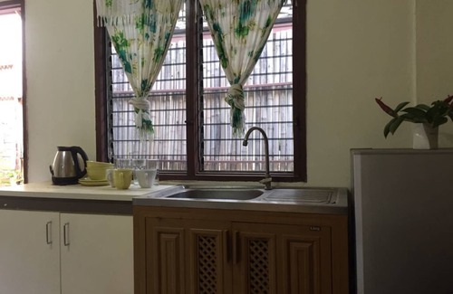 Ko Lanta House | Discover Lanta Complex: Family-Friendly with Breakfast & Kitchen