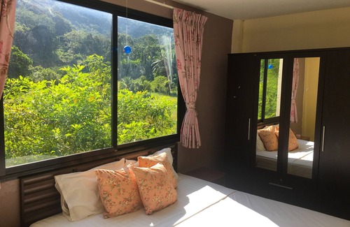 Ko Lanta House | Discover Lanta Complex: Family-Friendly with Breakfast & Kitchen