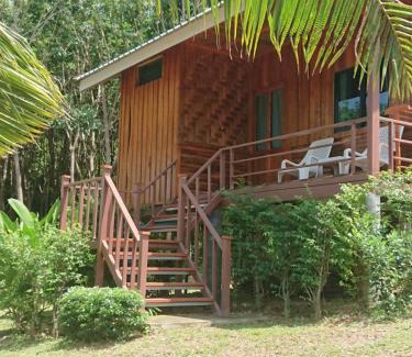 Ko Lanta House | Oceanfront Lanta Para Hut: Guest Rated 9.8 with Dining