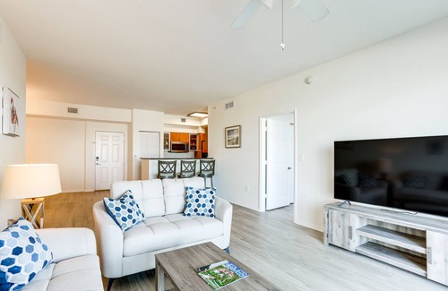 East Ocean Ave Condo | Stylish Lantana Condo with Pool & Smart TV - Near Palm Beach