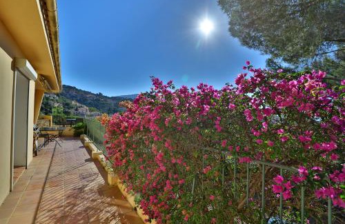 Bormes-Les-Mimosas Apartment | Oceanfront Lantana: 4-Star Stay with Spectacular Views
