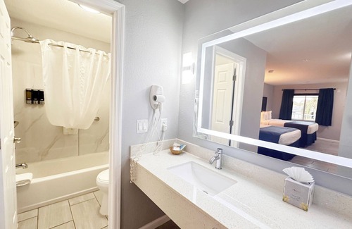 Whitfield Hotel | Comfortable Lantern Inn & Suites with Pool and Spa Amenities