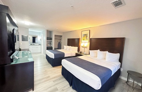 Whitfield Hotel | Comfortable Lantern Inn & Suites with Pool and Spa Amenities