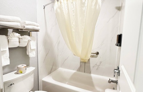 Whitfield Hotel | Comfortable Lantern Inn & Suites with Pool and Spa Amenities
