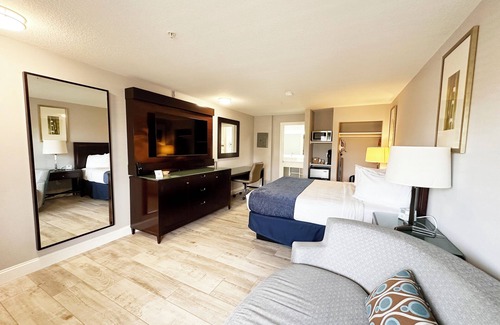 Whitfield Hotel | Comfortable Lantern Inn & Suites with Pool and Spa Amenities