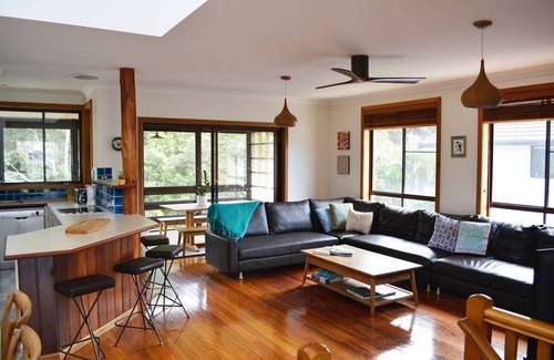 Forster House | Pet-Friendly Lanterns: Your Beachfront Home Awaits