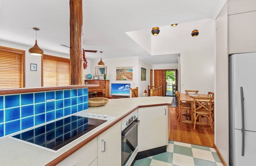 Forster House | Pet-Friendly Lanterns: Your Beachfront Home Awaits