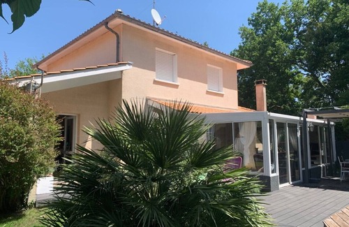 Lanton House | Relax in LANTON: 3-Bedroom Beach House with Heated Pool