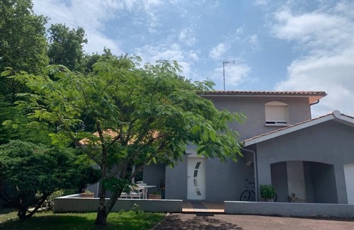 Lanton House | Relax in LANTON: 3-Bedroom Beach House with Heated Pool
