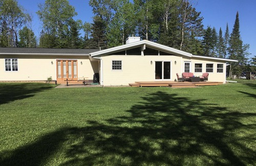 Side Lake House | Unforgettable Stay at Lap of Luxury on Little Sturgeon