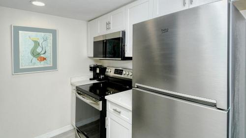 Longboat Key Apartment | Ideal LaPlaya 104E: Steps from Pool & Beach Access