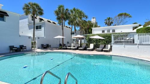 Longboat Key Apartment | Escape to LaPlaya 108B: Gulf Views & Beach Access