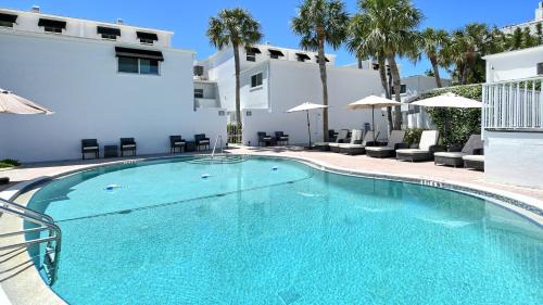 Longboat Key Apartment | Escape to LaPlaya 108B: Gulf Views & Beach Access