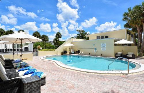 Longboat Key Apartment | Beachfront LaPlaya 109A with Private Beach & Ocean Views