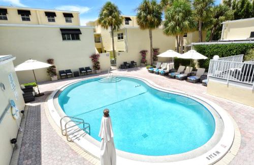 Longboat Key Apartment | LaPlaya 205D Spectacular sunsets and sunbathing from your private Gulf front lanai or sundeck