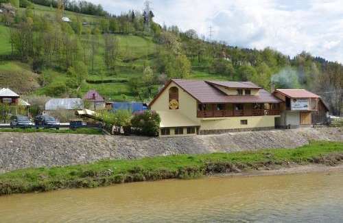 Cimpeni Bed & Breakfast | Cozy LaPociu: Family-Friendly with Restaurant Onsite