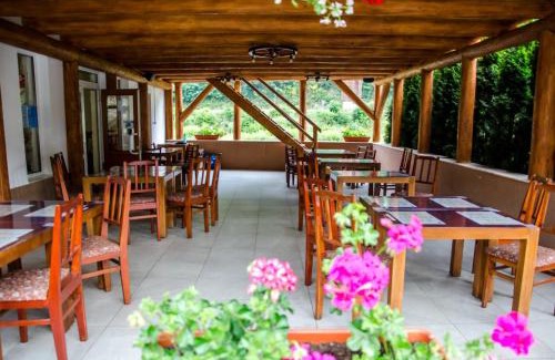 Cimpeni Bed & Breakfast | Cozy LaPociu: Family-Friendly with Restaurant Onsite