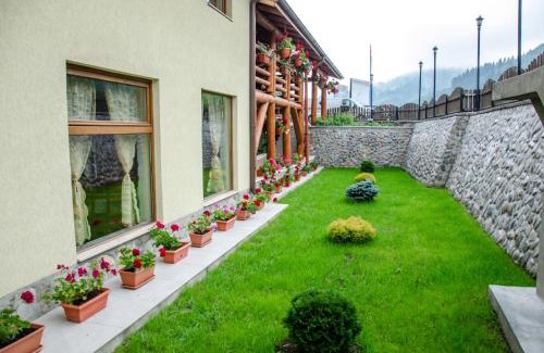 Cimpeni Bed & Breakfast | Cozy LaPociu: Family-Friendly with Restaurant Onsite