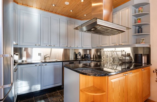 Rauhala House | Idyllic Sarah Dreamhome in Lapland with Spa & Lake Views