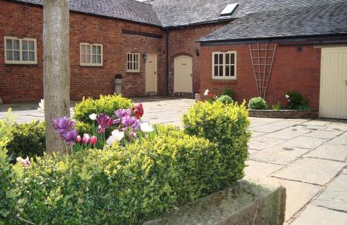 Checkley Apartment | Discover Family-Friendly Comfort at Lapwing Cottage