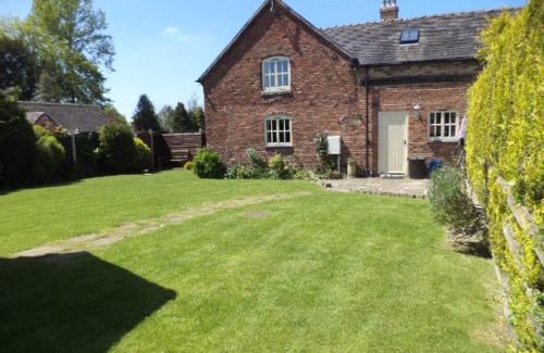 Checkley Apartment | Discover Family-Friendly Comfort at Lapwing Cottage