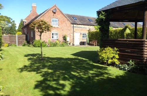 Checkley Apartment | Discover Family-Friendly Comfort at Lapwing Cottage