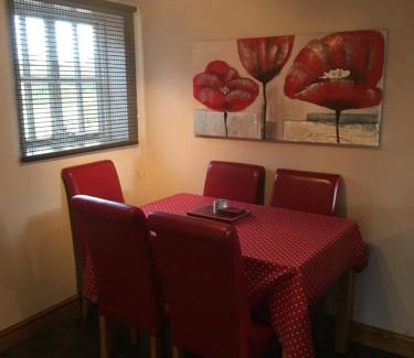 Checkley Apartment | Discover Family-Friendly Comfort at Lapwing Cottage