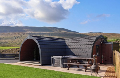Yockenthwaite Cottage | LAPWING, pet friendly, with hot tub in Ingleton