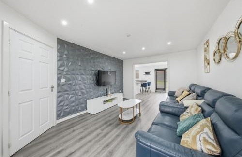 Coventry Apartment | Lara's 4 Bedroom House near Coventry