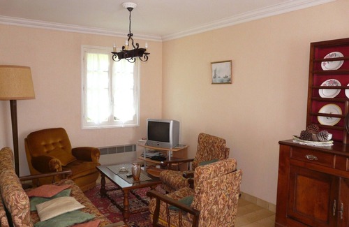 Pouldreuzic House | Tranquil LARAON Maison in Pouldreuzic with Family Amenities