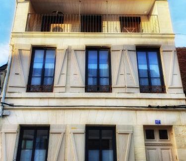 La Charite-sur-Loire Apartment | Historic Stay at LARBRENVILLE Gîtes with Breakfast & Dining