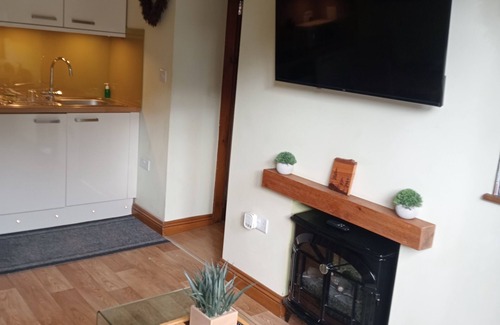 Wykeham Cottage | Pet-Friendly Larch Cottage with Hot Tub in Rustic Village