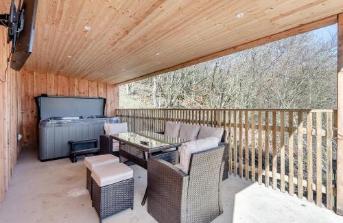 Kington House | Pet-Friendly Larchwood Lodge with Hot Tub & 9.5/10 Rating