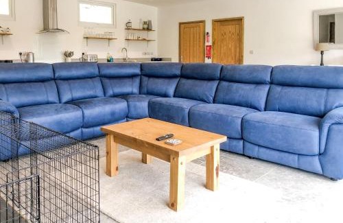 Kington House | Pet-Friendly Larchwood Lodge with Hot Tub & 9.5/10 Rating