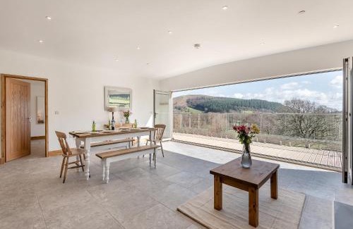 Kington House | Pet-Friendly Larchwood Lodge with Hot Tub & 9.5/10 Rating