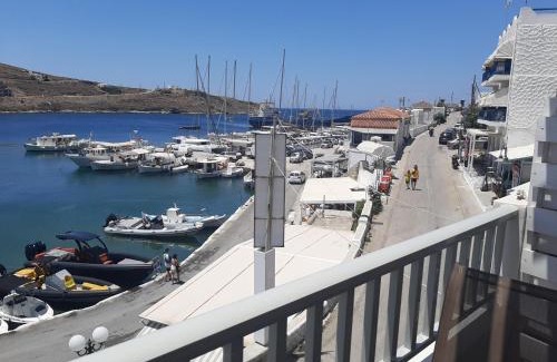 Merichas Apartment | Discover LAREROOMS 2: Family-Friendly Stay with Breakfast