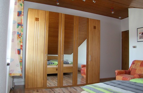 Neustadt-Geinsheim Apartment | Bright Apartment with Palatinate Forest Views & Family Amenities
