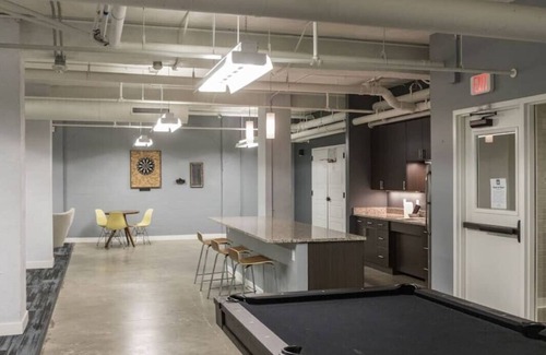 Downtown Des Moines Apartment | Spacious 1 Bed Apartment with Pool in Downtown Hub