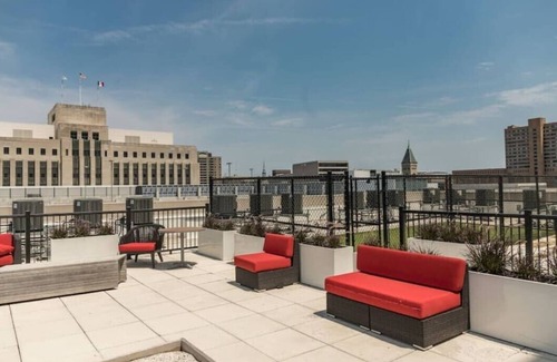 Downtown Des Moines Apartment | Spacious 1 Bed Apartment with Pool in Downtown Hub