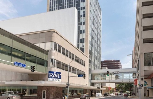 Downtown Des Moines Apartment | Spacious 1 Bed Apartment with Pool in Downtown Hub