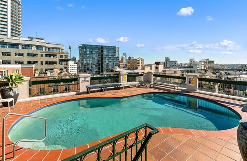 Woolloomooloo Apartment | Large 1 bed with parking and rooftop pool