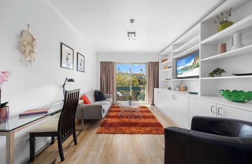 Woolloomooloo Apartment | Large 1 bed with parking and rooftop pool