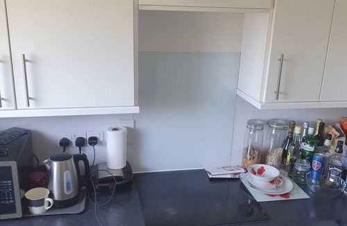 Horsham Apartment | Cozy 1 Bedroom Flat with Kitchen, Perfect for Families
