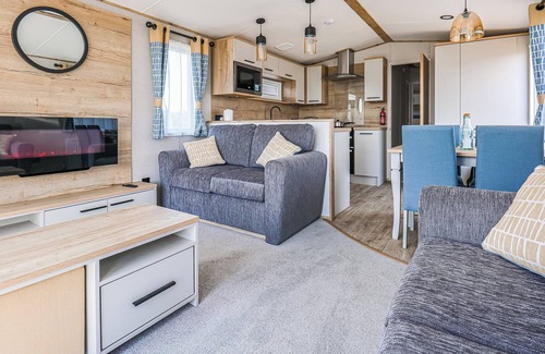 Cardigan House | Cozy Caravan: Double En-Suite & Twin Room with Kitchen