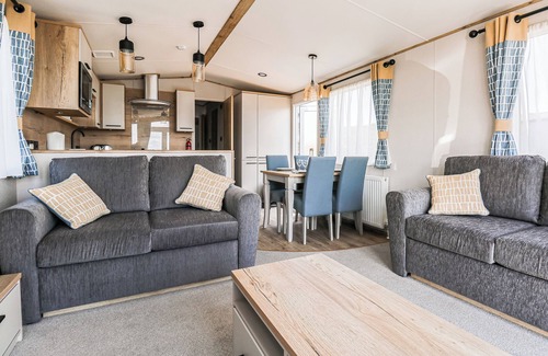Cardigan House | Cozy Caravan: Double En-Suite & Twin Room with Kitchen