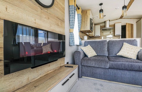 Cardigan House | Cozy Caravan: Double En-Suite & Twin Room with Kitchen