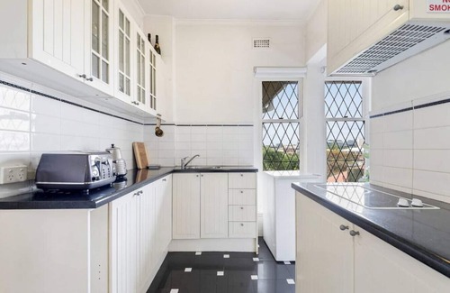 South Yarra Apartment | Spacious 1B South Yarra with Spa & Family-Friendly Amenities